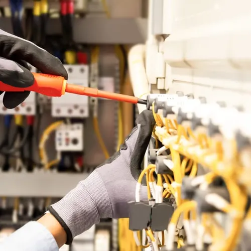 Técnico de GM Colaborativos trabajando en un cuadro eléctrico