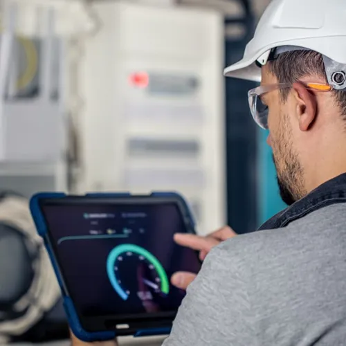 Técnico revisando los parámetros de una instalación en una tablet